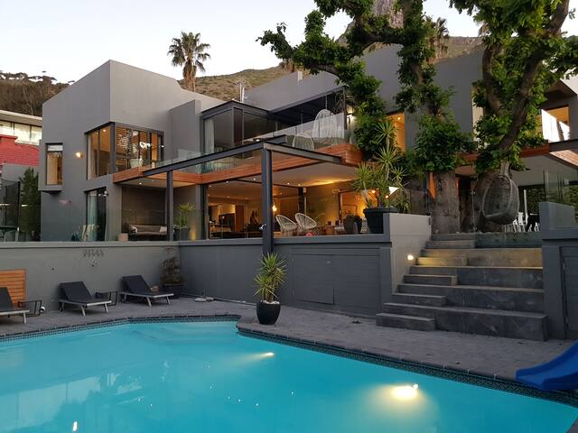 Modern Spacious family Urban Oasis Villa gallery image 3