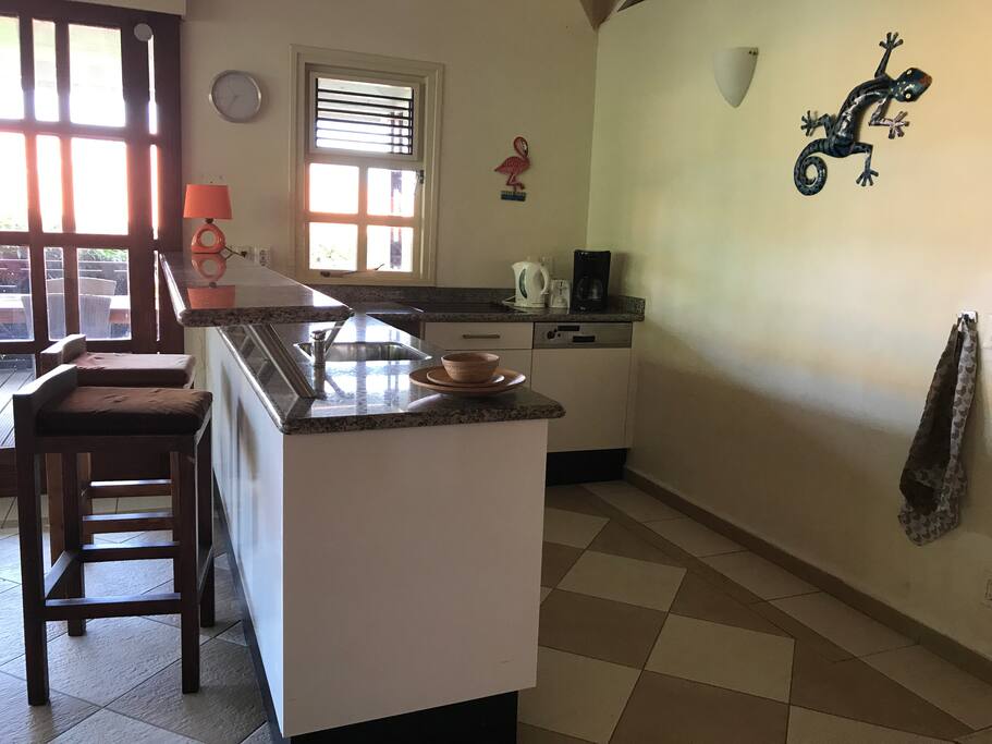 De complete keuken, met combi-oven, vaatwasser, broodrooster, koffiezetapparaat en nespresso-apparaat.