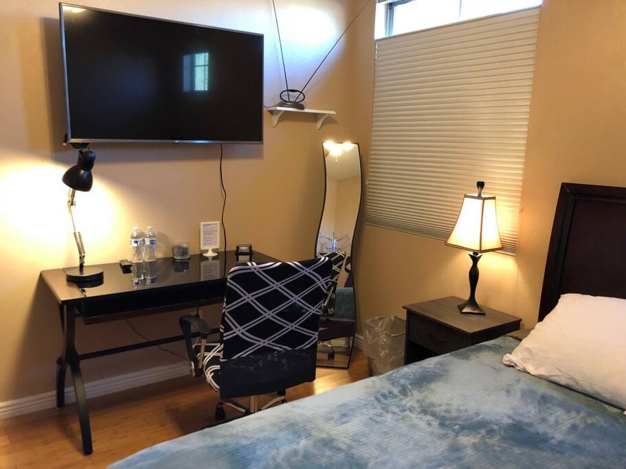 Bedroom with Flat-screen and work area