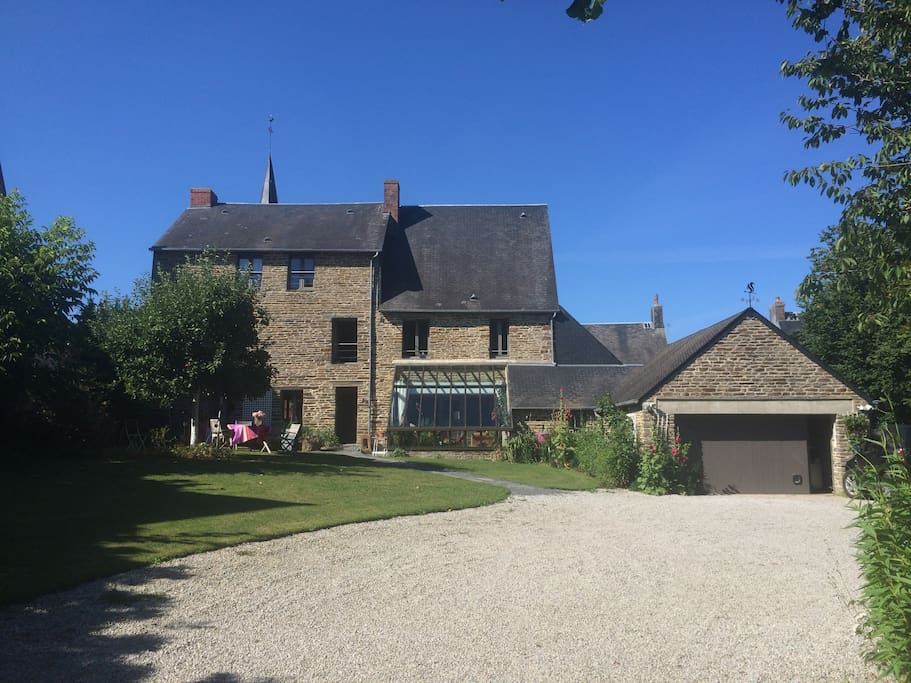 Maison traditionnelle, située au centre du village mais cachée dans la verdure.
Parc avec petit ruisseau.