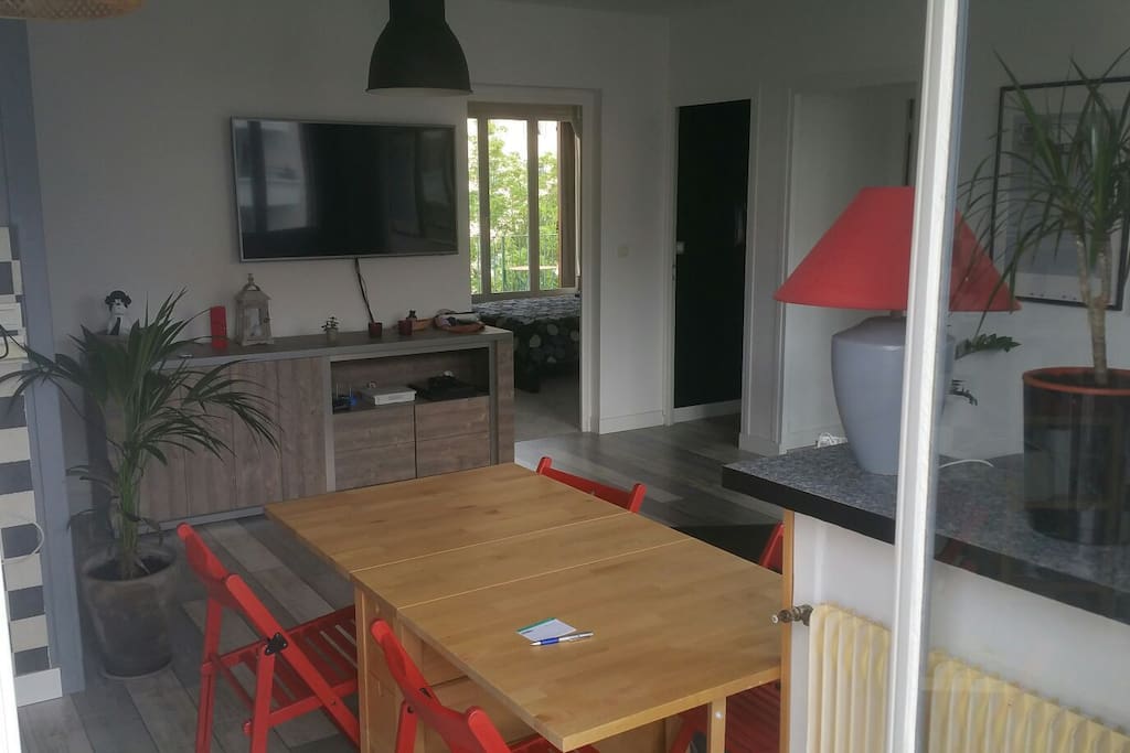 Télé 142 cm avec playstation 4 et Freebox