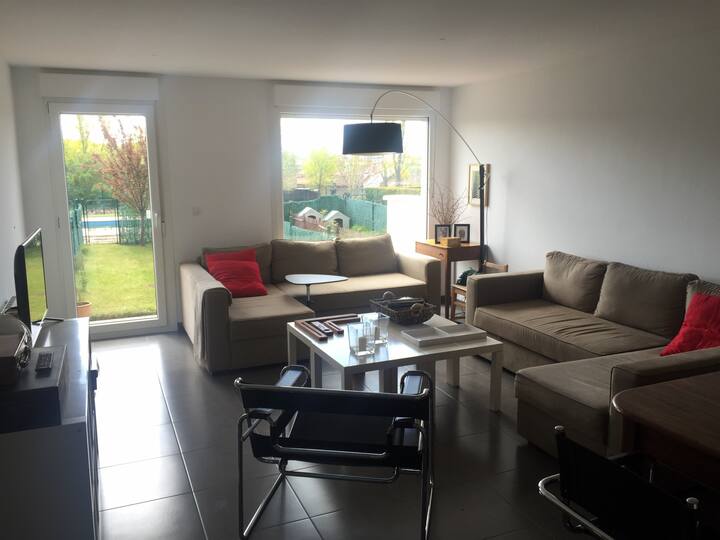 Პირველ სართულზე მისაღები ოთახი. Ფონის არის პირდაპირი გასასვლელი ბაღში 