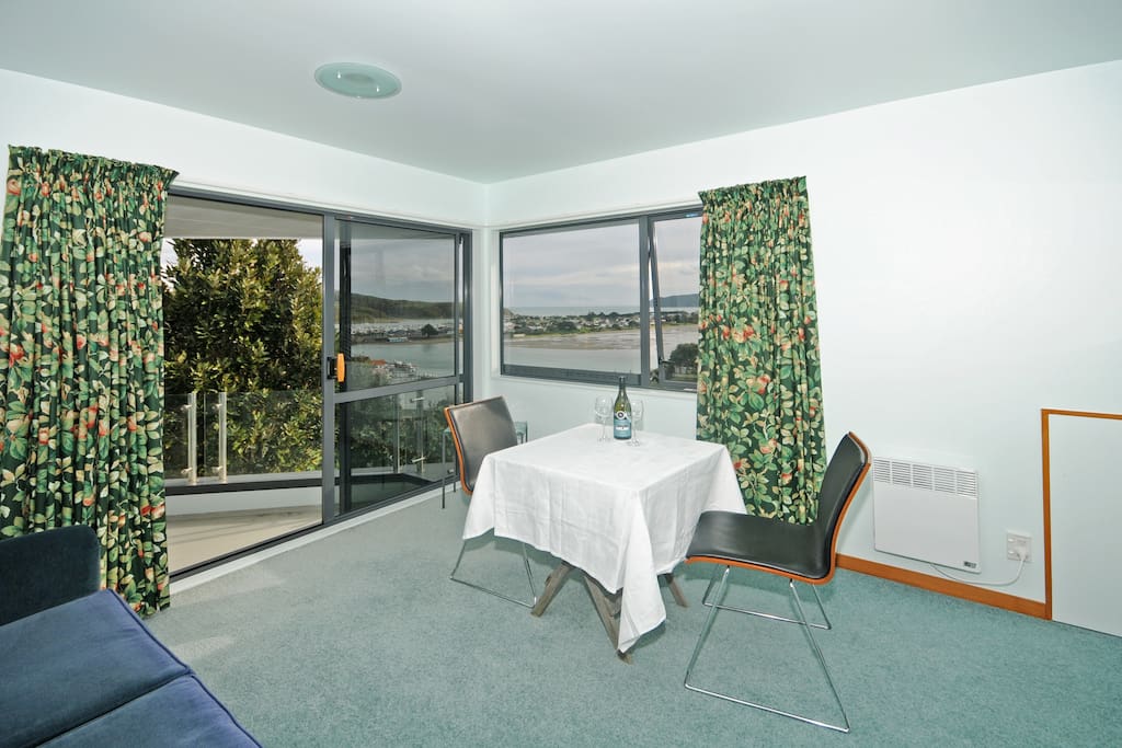 Lounge/dining