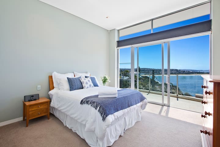 Master bedroom enjoying full northerly sun and a magnificent ocean panorama.