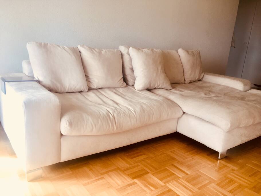 Le (très) confortable divan - idéal après une journée à l'extérieur