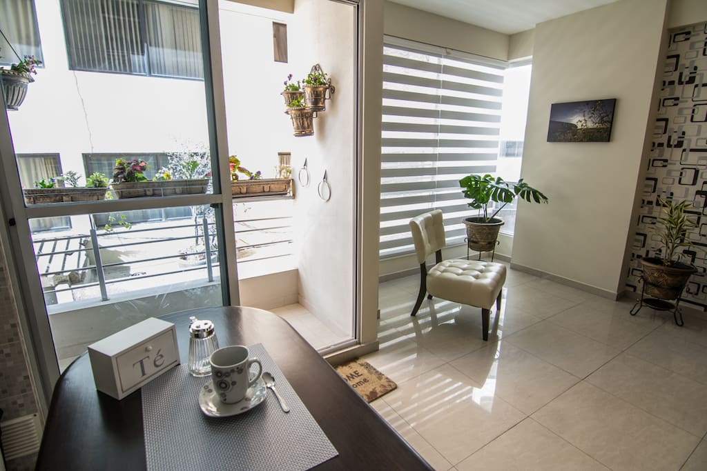 Enjoy your breakfast or just a cup of coffee in the kitchen island.