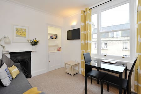 Bath Holiday Rentals & Homes - England, United Kingdom | Airbnb