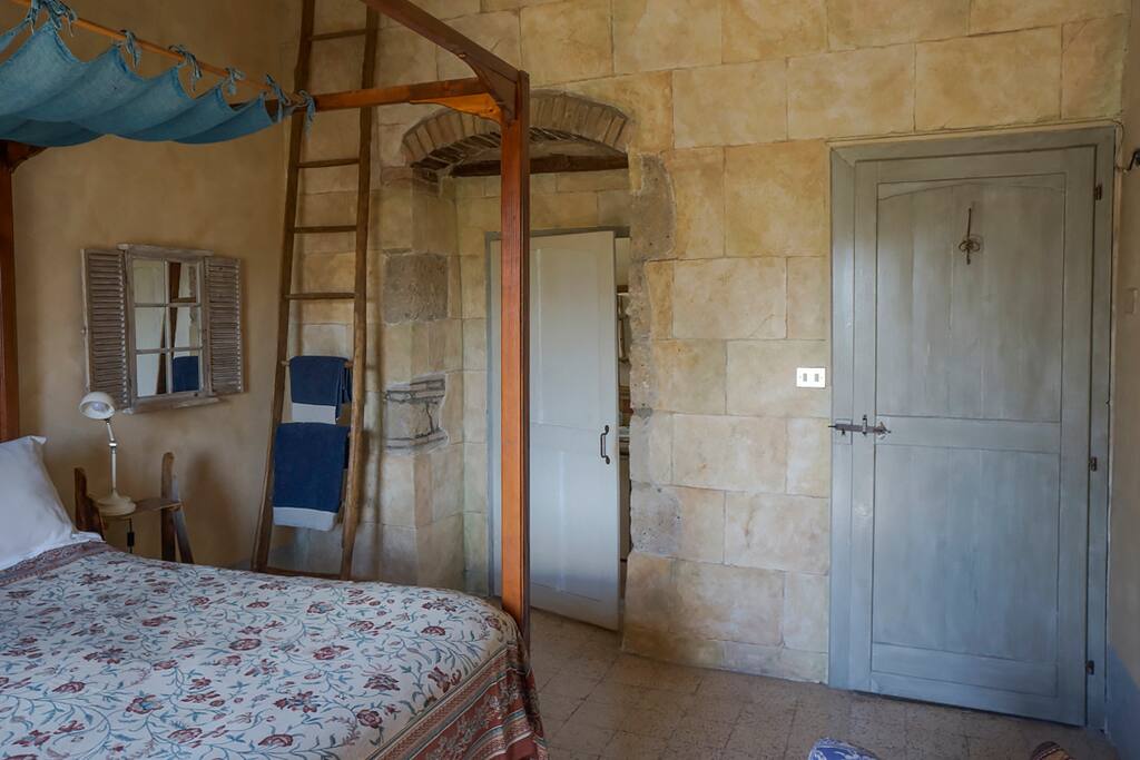 Podere Montecucco, 4-poster bedroom
