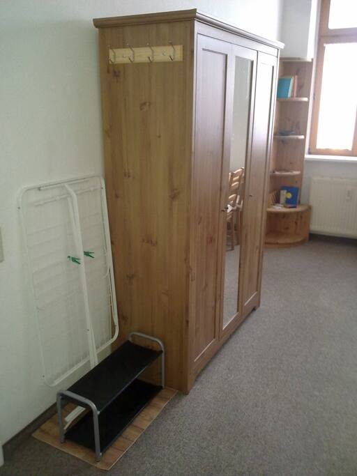 Garderobe, Kleiderschrank, Regal mit Büchern und Spielen, Wäscheständer