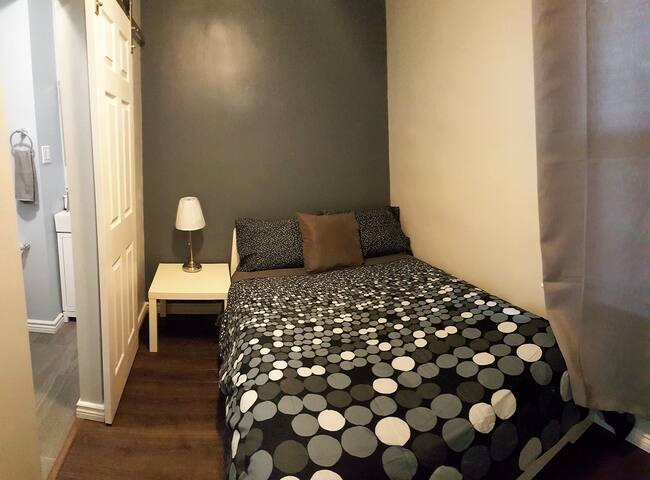 Orchid Room:Private bathroom &short walk to Falls!