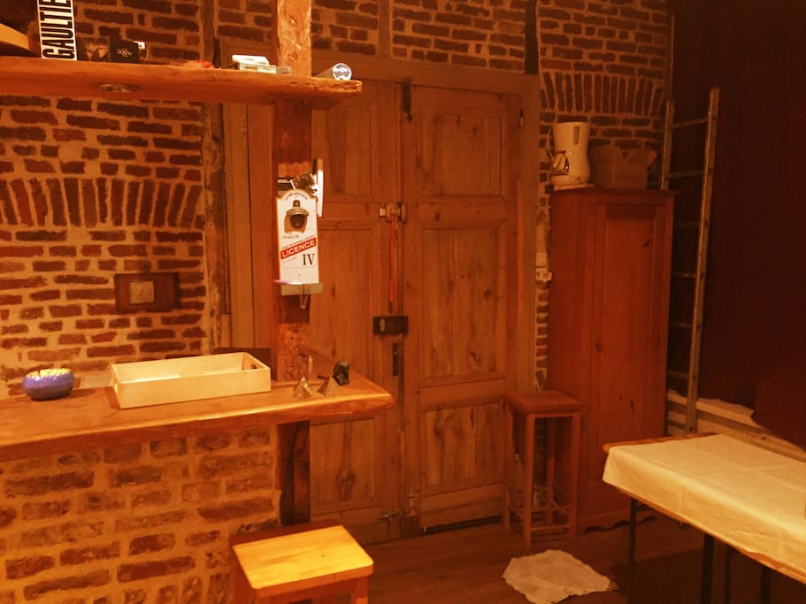 Ce studio, construit dans un immeuble typique lillois est très chaleureux grâce aux briques, bois, et aménagements intérieurs. Vous pourrez vous créer dans ce lieu atypique un vrai petit nid d'amour.