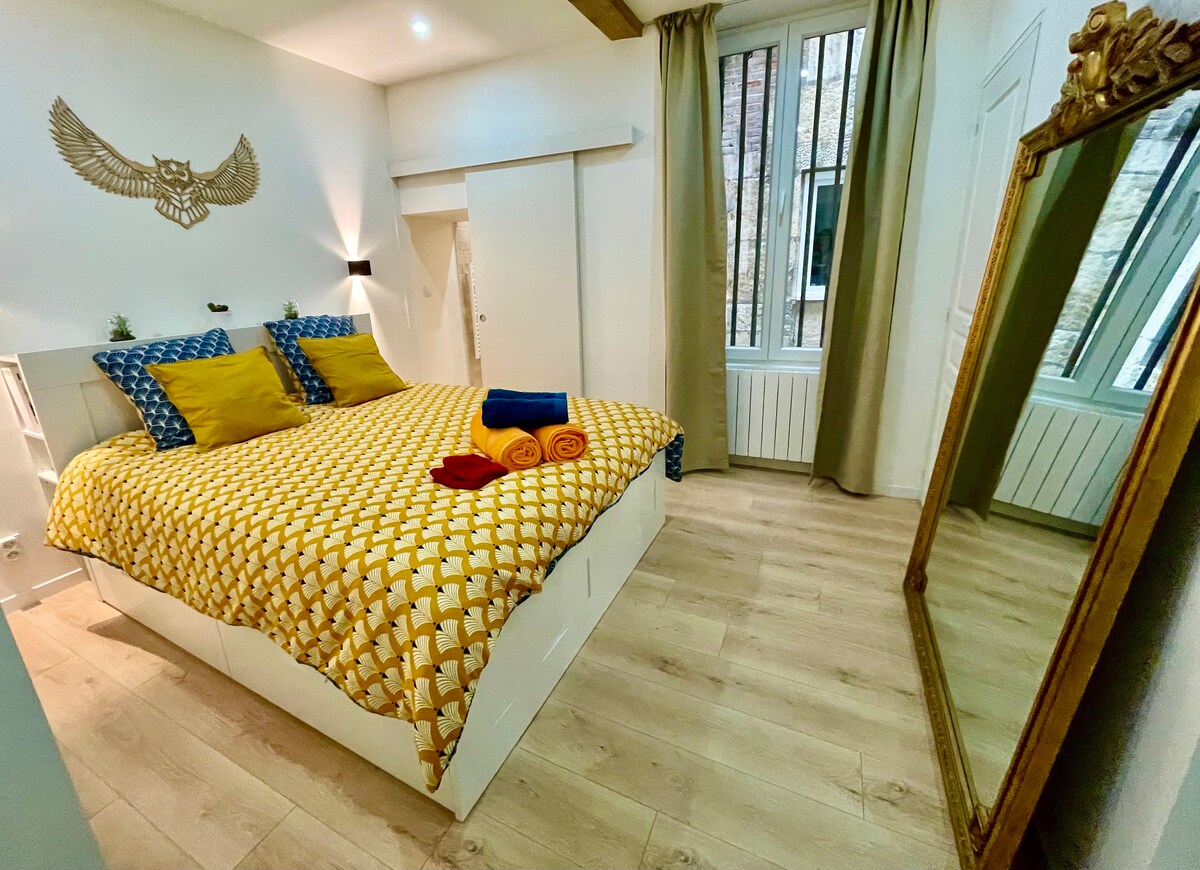 Chambre cosy avec lit Queen size, literie haut de gamme pour des nuits de grand repos