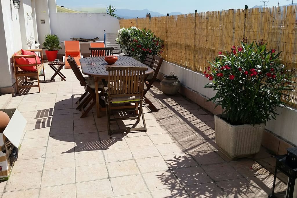 Transats et banc pour la partie détente de la terrasse