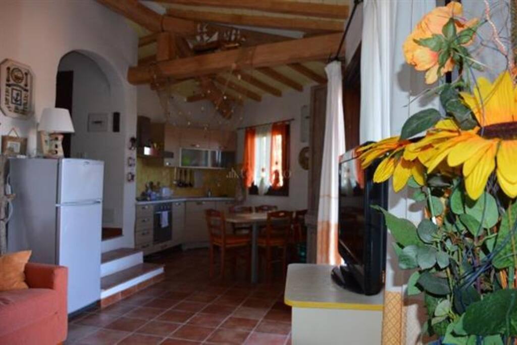 Il grande soggiorno con cucina attrezzatissima