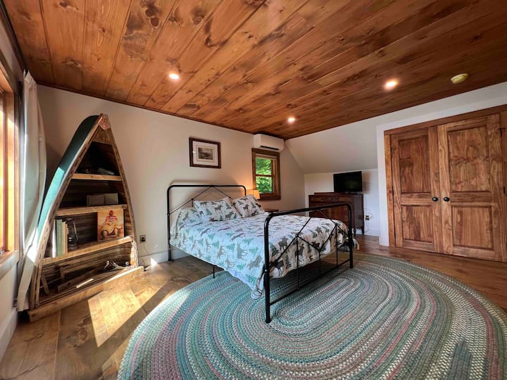 Glavna spavaća soba s bračnim krevetom i slikovitim pogledom s kreveta. Glavna spavaća soba također ima vlastitu kupaonicu i tuš-kabinu.