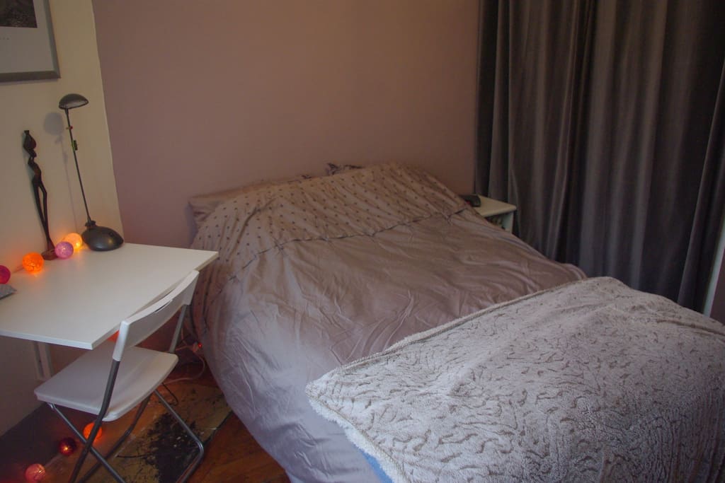 CHAMBRE (lit 2 places, bureau rabattable)