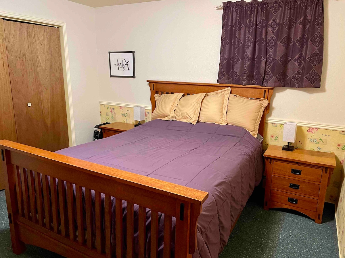 Spálňa s manželskou posteľou a matracom na vrchnom vankúši Serta.