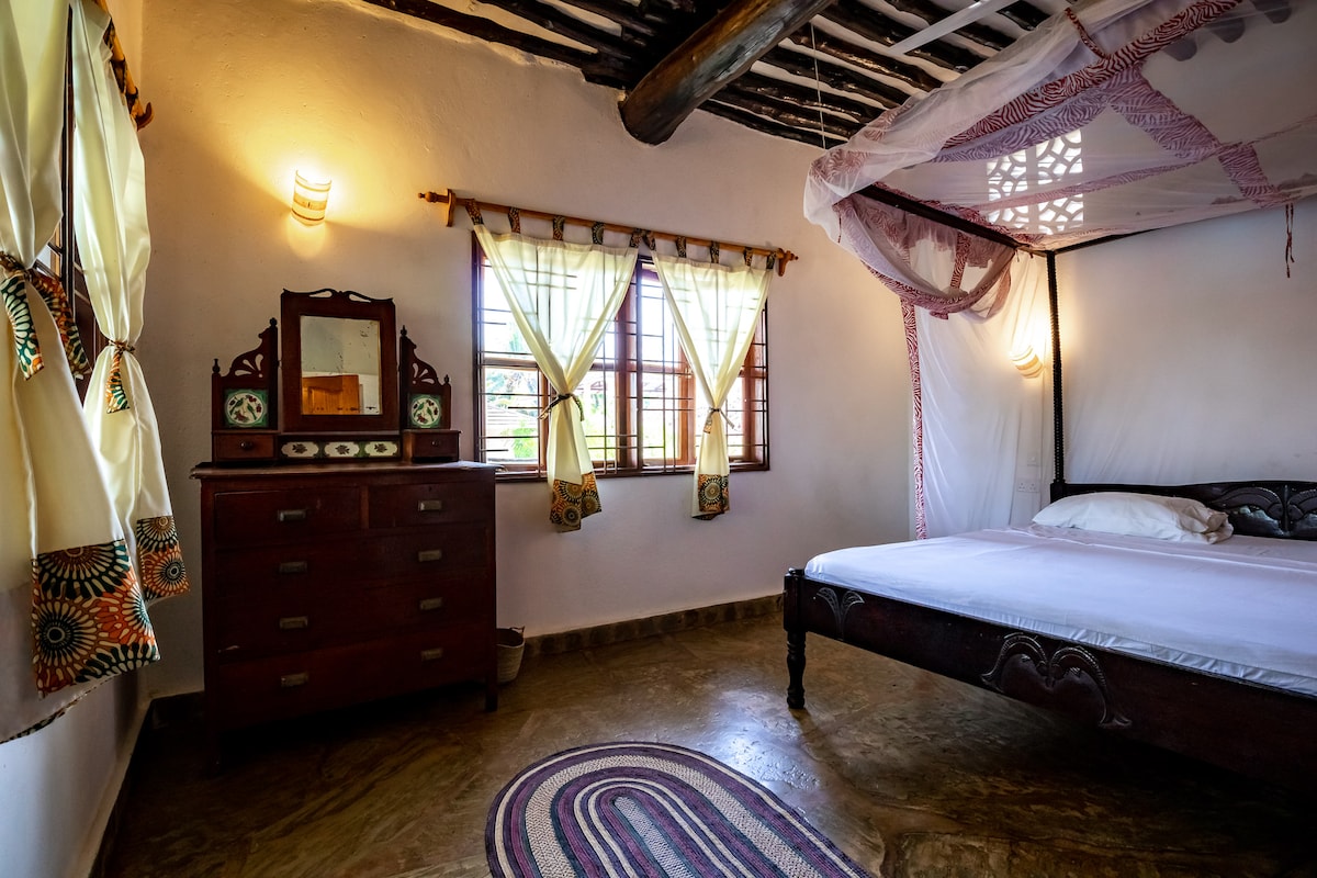 Dormitorio 1 con cama tamaño king (planta baja) y una sola cama. 