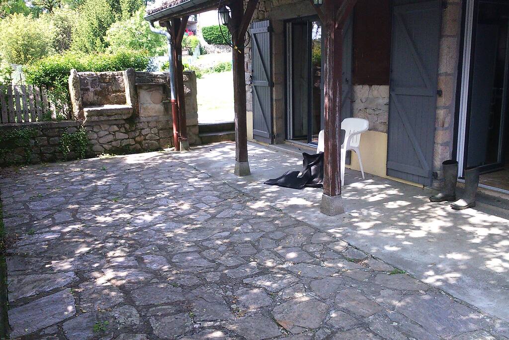 Terrasse de plein pied donnant sur la cuisine et le salon ainsi que l’accès au jardin