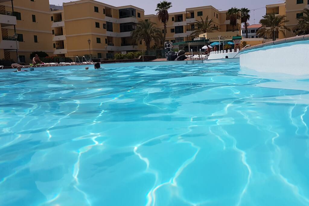 Particolare di Piscina e bar condominiale
