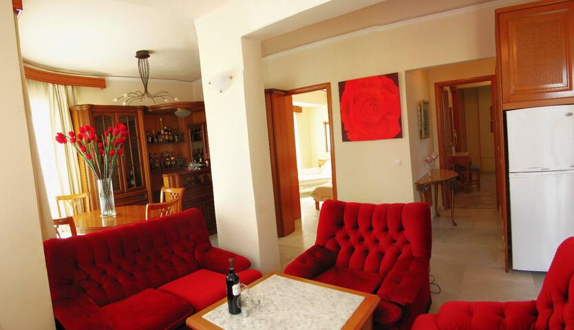 New! Luxury Art Deco Apartment gallery image 4