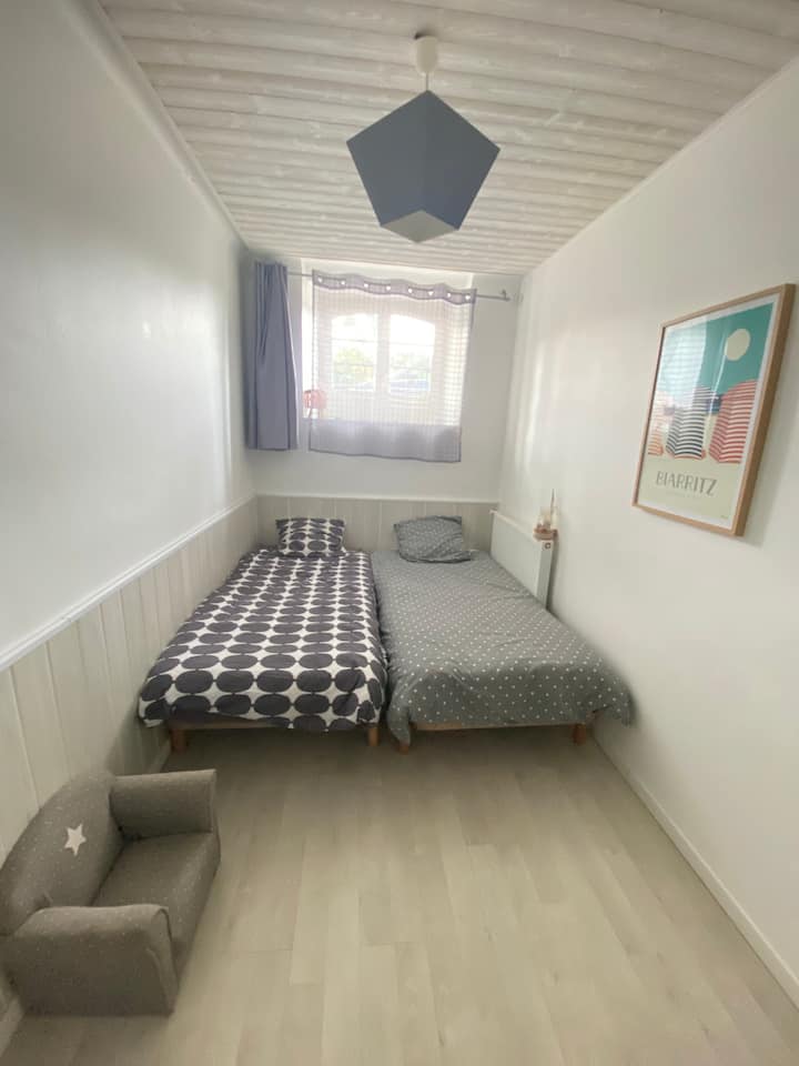 غرفة نوم بسريرين فرديين (إمكانية لصقها من أجل الحصول على سرير مزدوج)