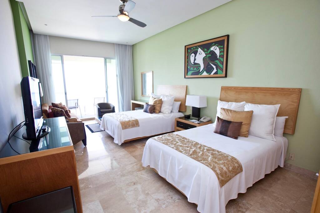 Habitación Principal con Balcón Privado. Master Bedroom with private Balcony overlooking The Terrace.