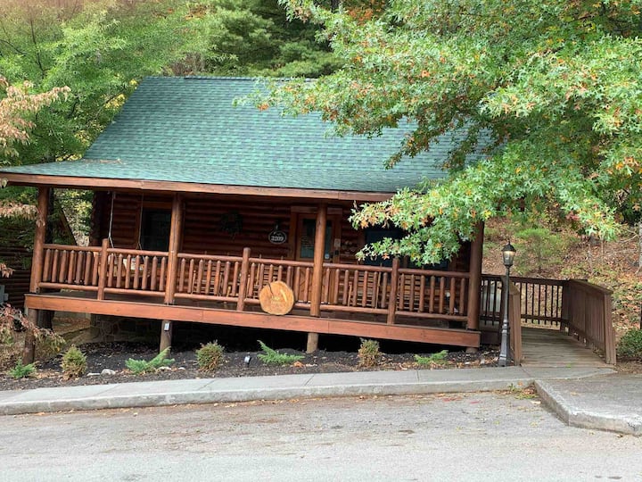 2k 2ba Hot Tub Gas Logs Wi Fi Resort Pool Cabins For Rent In Sevierville Tennessee United States
