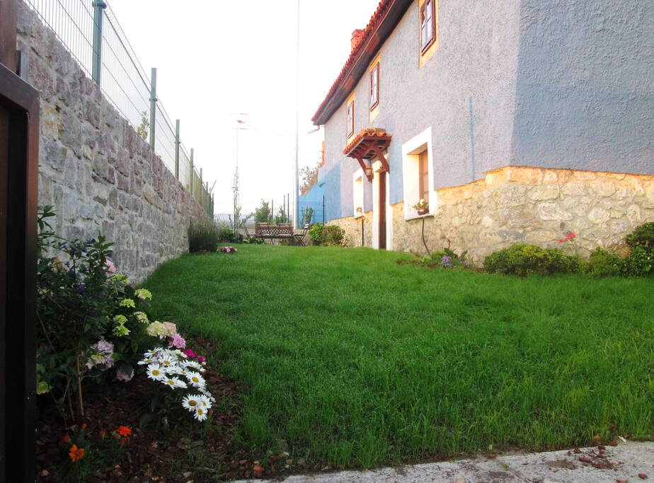 Jardin, es la fachada de la casa orientada al este, perfecto para ver las puestas de sol sobre el mar