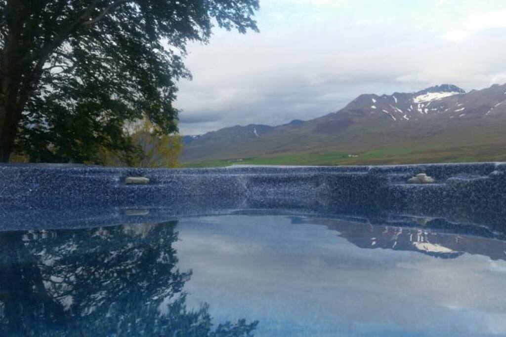 Sameiginlegur heitur pottur fyrir 3 bústaði.