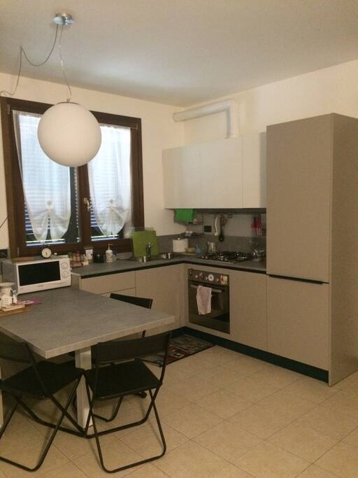 Cucina e tavolo. Frigo con freezer, Forno ventilato , Cappa con aspirazione, Microonde in dotazione.