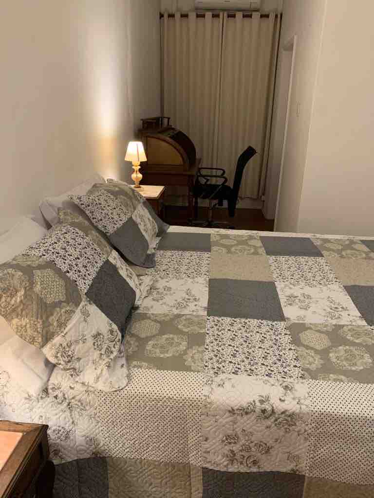 Habitación 1. Habitación grande con cama tamaño queen, 2 mesitas de noche, escritorio, aire acondicionado dividido, ventilador de techo, puf y armario empotrado.