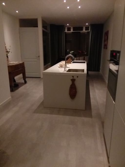 De ruime woonkeuken