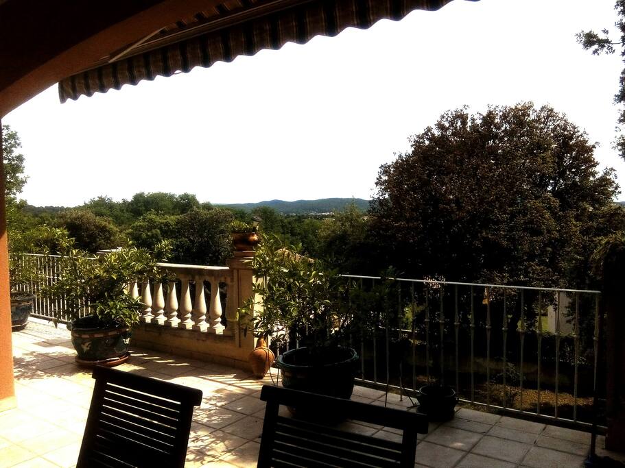 La terrasse pour un petit déjeuner lumineux