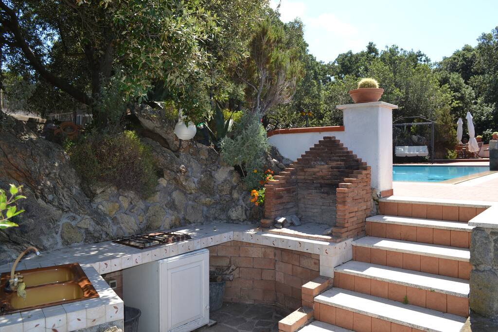 cucina esterna con piano cottura e barbeque