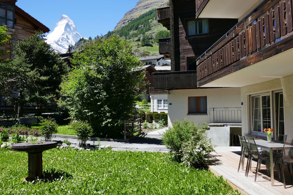 The garden apartment gives on to its own charming lawn and south facing deck with Matterhorn views.