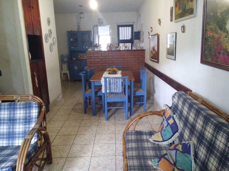 vista da sala de estar para a sala de jantar