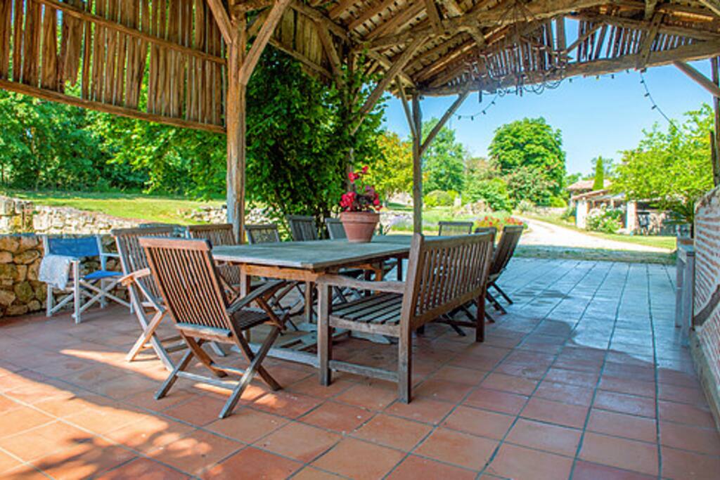 Grande à côté de la terrasse