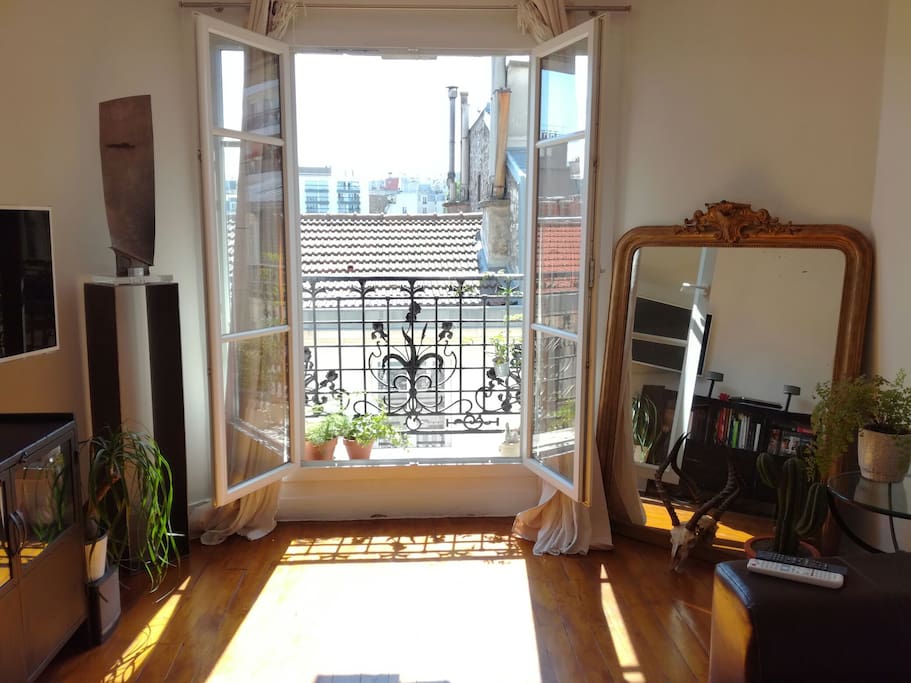 Séjour ensoleillé sur petit balcon