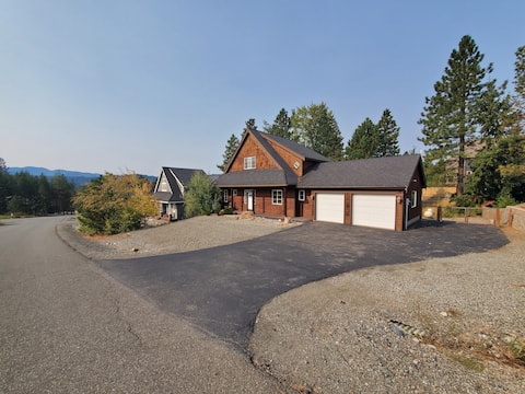 Roslyn Pines: Deck, Hot Tub, A/C, Sleeps 10, Dogs