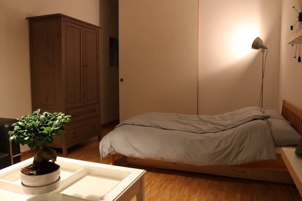 Schlaf-/Wohnzimmer mit zugezogener Schiebetür