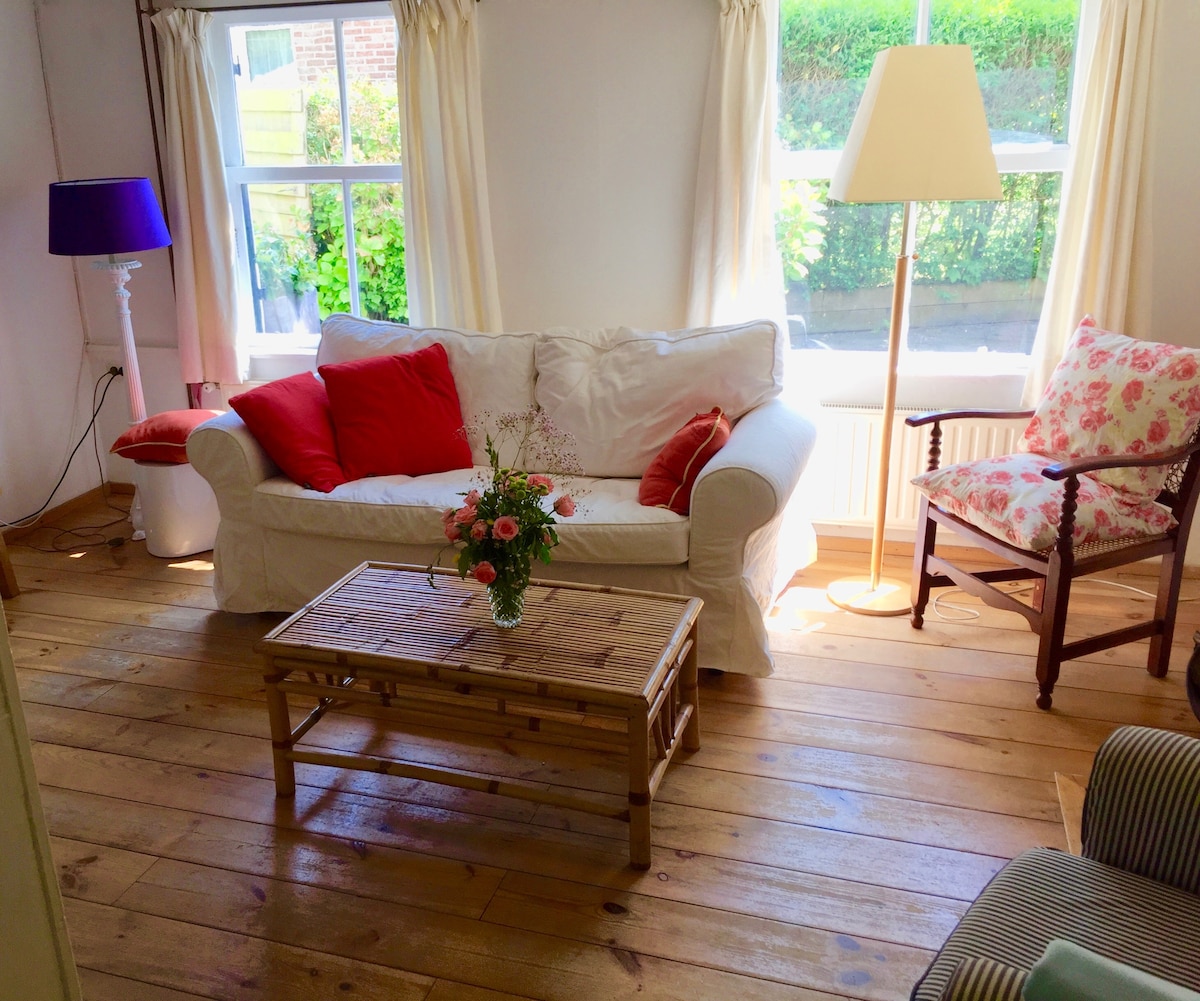 ספה לבנה וכיסא בסלון,