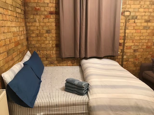 A Private Guest  Room in Liverpool Street Area