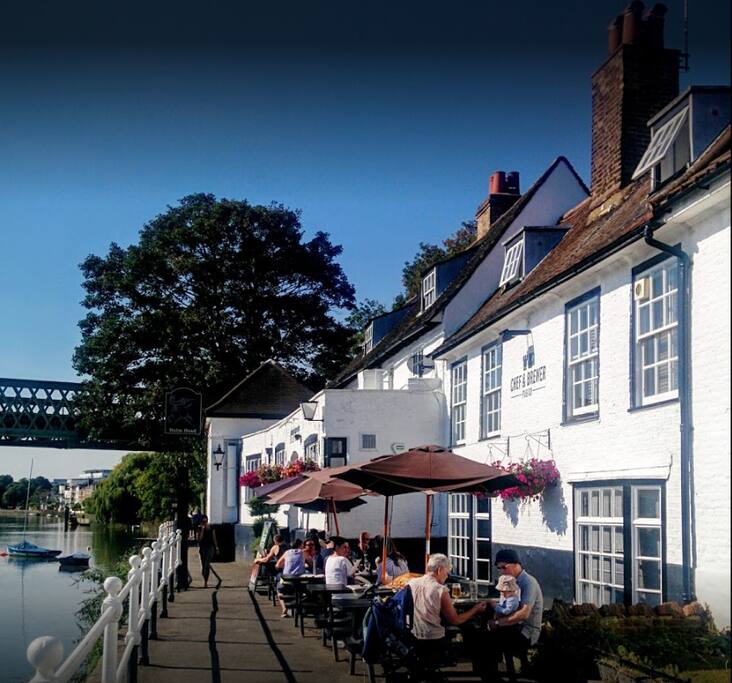 Riverside pub (5-min walk)