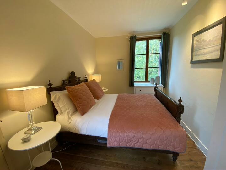 Habitación blush convenientemente situada junto al baño familiar