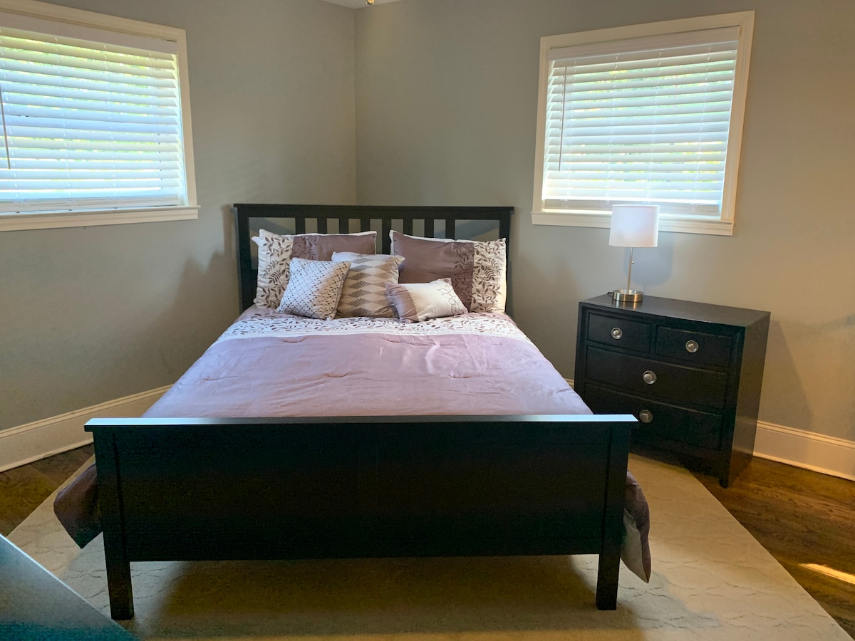 Glavna spavaća soba s vlastitom kupaonicom. 