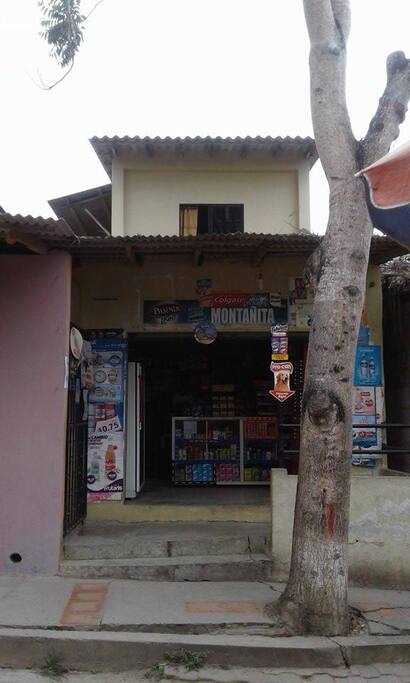 La habitación queda arriba de una tienda
