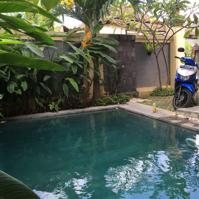 Swimmingpool by enterance