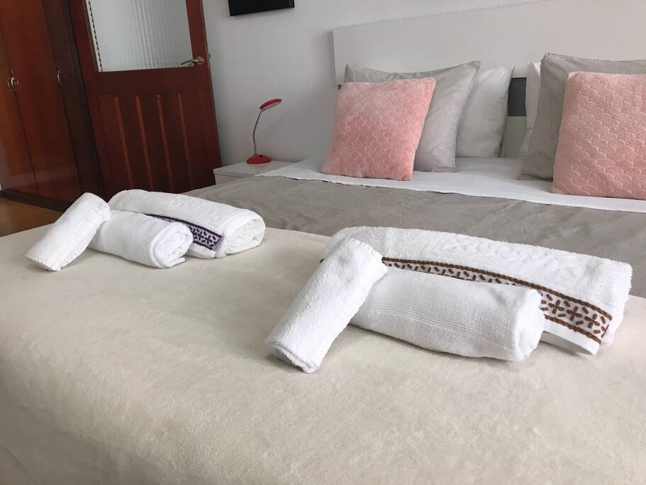 Todos nuestros huéspedes tienen a su disposición toda la lencería necesaria, toallas y ropa de cama, que puedan necesitar.
Cama King Size, con colchón de alta densidad.
Dormitorio principal en suite. Con baño privado, Vestidor y balcón propio.