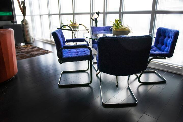 Luxurious Subpenthouse 1300 SQFT with Lake Views gallery image 4